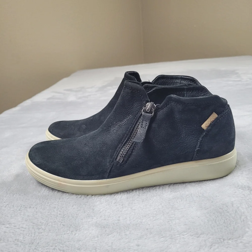 ECCO Soft 7 Women's Nubuck Leather Zip Bootie Black Ankle Boots Flat Size 6